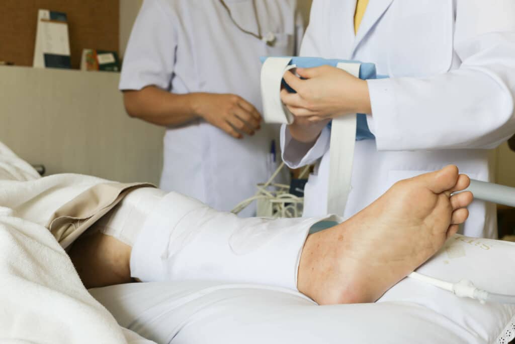 Deux chirurgiens discutent après une operation à la jambe