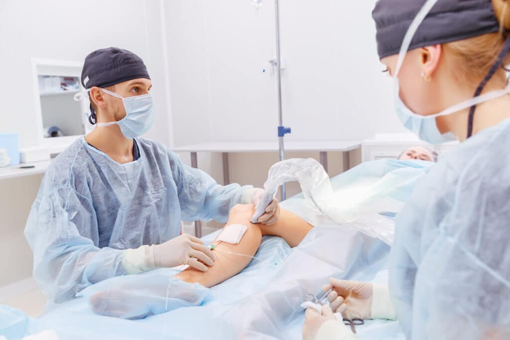 Photo à l'hôpital : préparation d’un patient avant une intervention chirurgicale
